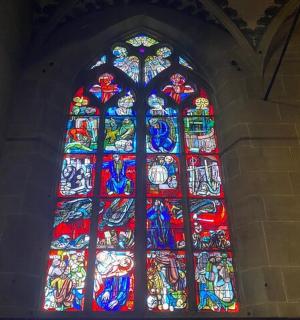 教堂里的一扇大彩色玻璃窗