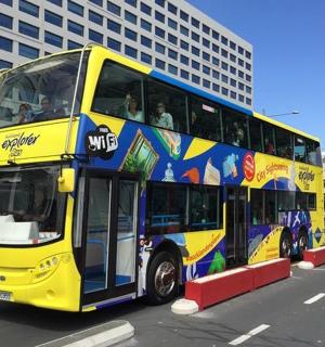 一辆黄色双层巴士在街上行驶