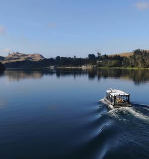 大片水域上的一艘小船