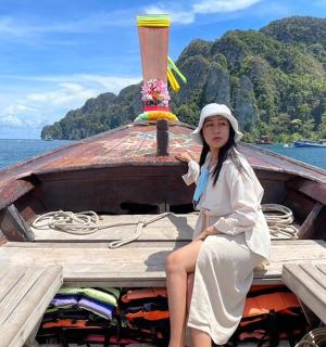 žena sedící na lodi ve vodě