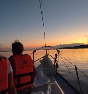zwei Personen sitzen auf einem Boot im Wasser