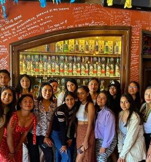 一群人站在酒吧前