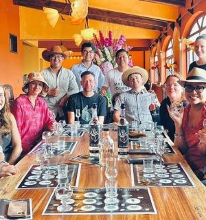 一群人围坐在一张长桌旁