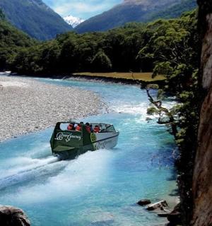 山间河流上的一艘船