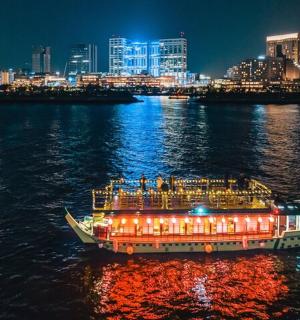 一艘船在水中，城市夜景