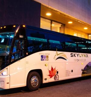 autobus zaparkovaný v noci před budovou