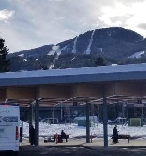 čerpací stanice s autobusem zaparkovaným ve sněhu