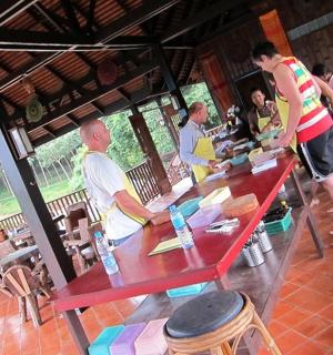 一群人围站在餐厅的一张桌子旁