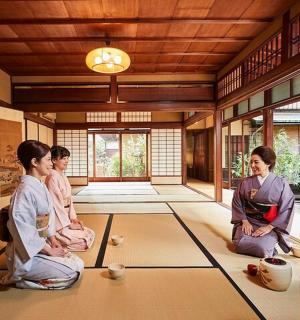 一群人坐在房间的地板上