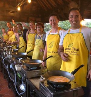 一群人在厨房准备食物