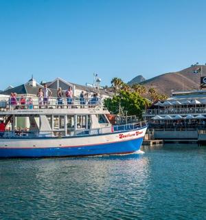 výletní loď ve vodě vedle mola