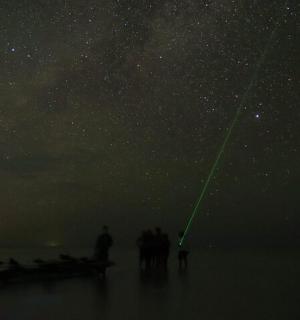 一群人站在夜晚的星空下