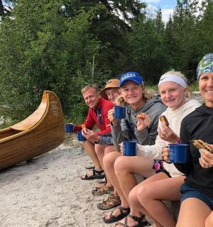 一群人坐在船边