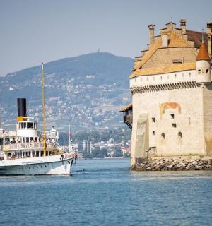 ein Boot im Wasser neben einer Burg