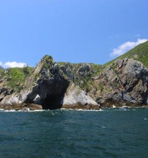 水中山腰的洞穴