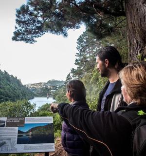 skupina lidí dívajících se na ceduli
