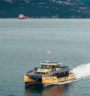 一艘黄色的小船在水面上行驶