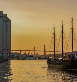 bátur í vatninu með hópi fólks á honum