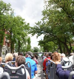 eine Menschenmenge, die in einem Bus sitzt