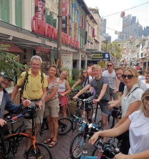 一群人站在街上,骑着自行车