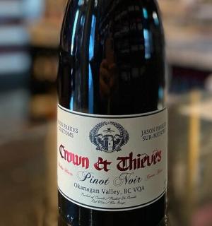 桌上有一瓶红酒