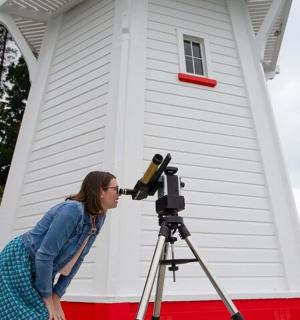 一位女士用三脚架上的相机拍照