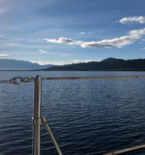 一艘在山峦水面上行驶的船