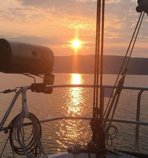 船头上的相机,欣赏日落