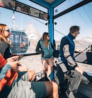un gruppo di persone su una barca in montagna