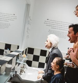 skupina lidí stojících v koupelně