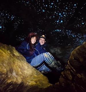 Dvě dívky sedící na skále v jeskyni s hvězdami