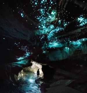 člověk procházející se jeskyní v noci