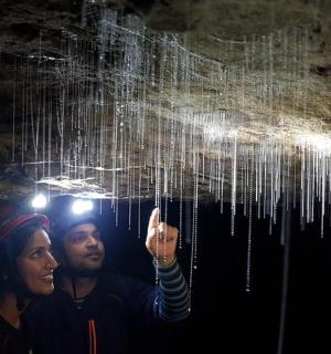muž a žena stojící před zdí z provázků