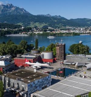 Letecký pohled na letiště vedle vodní plochy