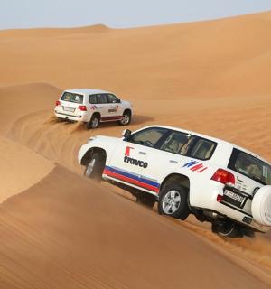 两辆汽车在沙漠中行驶