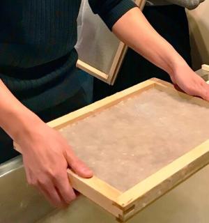 厨房里拿着木箱的女人