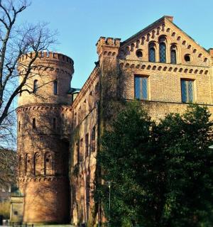 一座顶部有塔楼的大型砖砌建筑