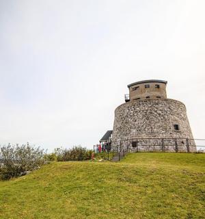 坐落在草山顶上的灯塔