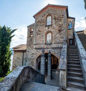 靠近水边的一座带楼梯的石头建筑