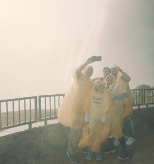 一群人在雨中摆姿势拍照