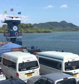 一堆公共汽车和汽车停在渡轮上