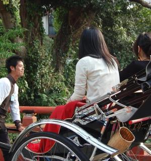 一群人走过一辆马车旁的长椅