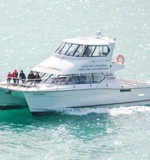 一群人在水中的船上