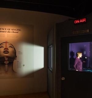 Ein Mann steht in einem Raum mit einem Schild an der Wand