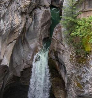 ein Wasserfall an der Seite eines felsigen Berges