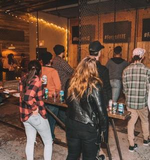 skupina lidí stojících v baru