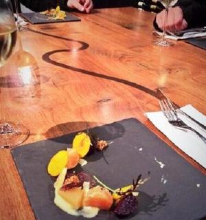 桌子上摆着一盘食物和一杯酒