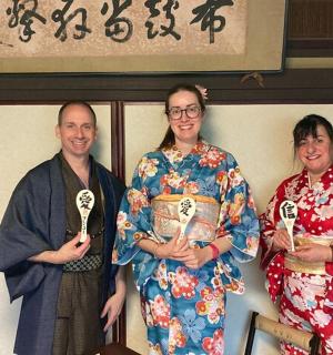 三个穿着和服的人合影