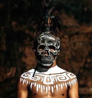 一个脸上带着骷髅面具的男人