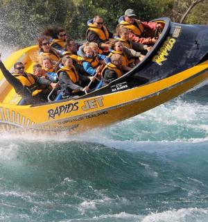 一群人坐在黄色木筏上